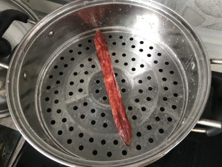 2、香肠炒蛋,香肠上蒸锅蒸15分钟；