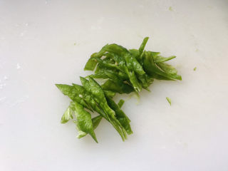 3、香肠炒蛋,青椒洗净切丝；