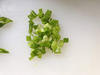 4、香肠炒蛋,小葱切碎；