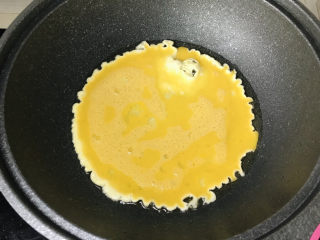12、香肠炒蛋,起锅烧油，炒鸡蛋；