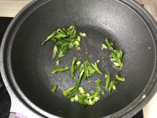 14、香肠炒蛋,锅里再加少许食用油，放入葱花和青椒丝翻炒；