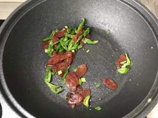 15、香肠炒蛋,炒香后加入香肠片继续翻炒；