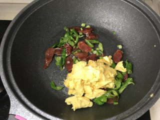 16、香肠炒蛋,放入炒好的鸡蛋，炒匀；