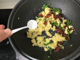 17、香肠炒蛋,加一丢丢盐调味炒匀；