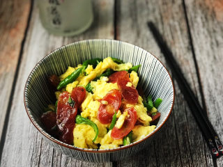 18、香肠炒蛋,晶莹剔透的香肠、金黄的鸡蛋、翠绿的青椒，你会发现，原来做出来的菜可以这么漂亮，这配色特别能激发食欲。