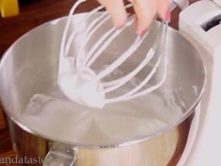 5、摩卡戚风蛋糕,打发蛋清至气泡，滴入白醋继续打发，加入细砂糖、玉米淀粉，打发至中性发泡即可