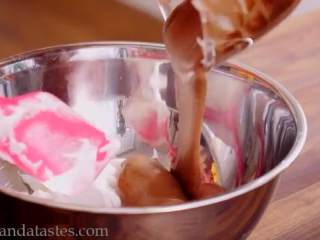 7、摩卡戚风蛋糕,把剩下的蛋清倒入大盆中，面糊再倒回蛋清里拌匀