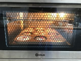 13、樱花天使纸杯蛋糕,放进事先150度预热好的烤箱内，烘烤20分钟左右。