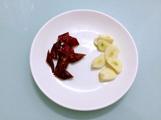 3、芹菜炒香干,干红辣椒斜切圈，蒜切片备用