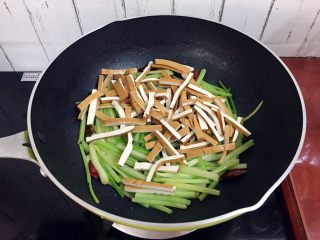 9、芹菜炒香干,加入香干