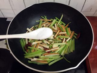 15、芹菜炒香干,加入盐