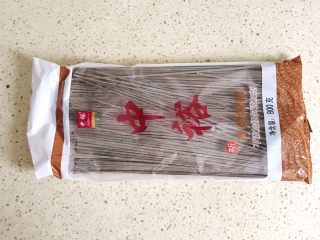 1、花样面条+中式荞麦冷面,用的是这种荞麦面