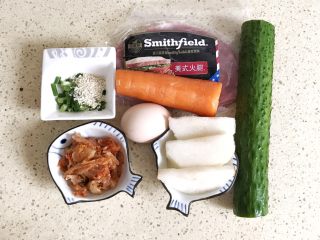 3、花样面条+中式荞麦冷面,辅菜所需的食材：火腿片、鸡蛋、黄瓜、辣白菜、梨片、熟白芝麻、葱花