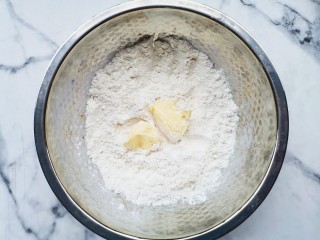 5、焦香酥脆的椰酥饼,加入室温软化的黄油揉搓均匀,