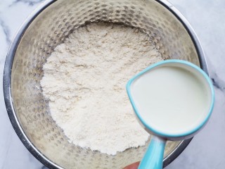 6、焦香酥脆的椰酥饼,倒入牛奶,