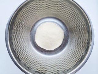 7、焦香酥脆的椰酥饼,揉成面团,