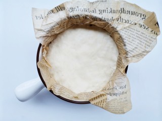 9、焦香酥脆的椰酥饼,放在油纸上,套入碗中,整理成圆形,