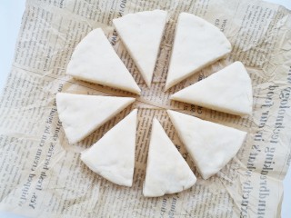 10、焦香酥脆的椰酥饼,取出切成均等份,