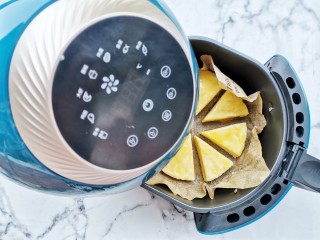 12、焦香酥脆的椰酥饼,放入康佳空气炸锅中