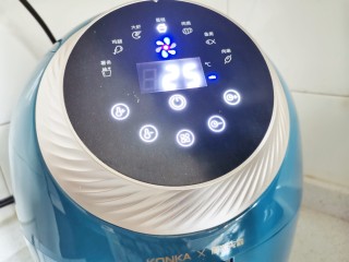 13、焦香酥脆的椰酥饼,开启蛋糕模式,165度烤15分钟,