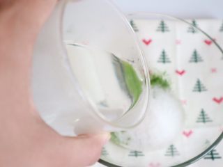 3、抹茶提拉米苏,然后分次倒入热水，目的是为了溶解抹茶粉与细砂糖，并且打散抹茶粉的结块，所以热水不能一次性加太多