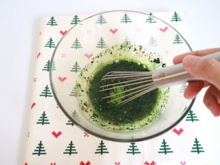 4、抹茶提拉米苏,先加入少量，搅拌