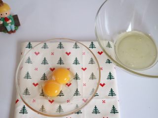 7、抹茶提拉米苏,接着分离蛋黄与蛋清