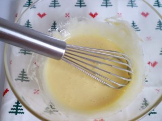 9、抹茶提拉米苏,用打蛋器打发至细砂糖溶解，蛋液颜色变浅泛白