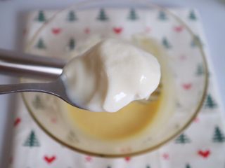 10、抹茶提拉米苏,加入原味酸奶，我用的是自制酸奶，有一点凝固，不是很稀的那种