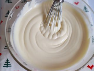 16、抹茶提拉米苏,继续搅拌均匀