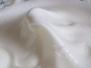 18、抹茶提拉米苏,打发至刚好能拉出大弯钩的湿性发泡