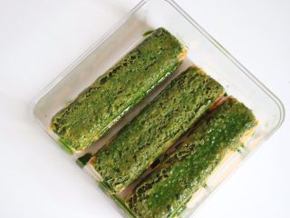 23、抹茶提拉米苏,取出冷藏好的抹茶糖浆，刷满刷透