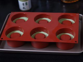 1、抹茶酸奶慕斯,7.把慕斯糊分别倒入6连堡尔美克硅胶中5分满 