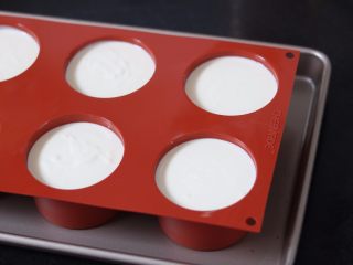 3、抹茶酸奶慕斯,12.过滤放入模具中 冷藏2小时 再冷冻2小时即可脱模