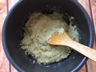 2、绿豆糕,泡好的绿豆煮熟。煮完后把豆子碾成糊糊。