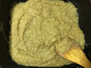 5、绿豆糕,一点点的会变粘稠。