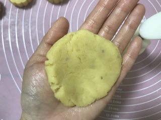 13、绿豆糕,如果放馅料的话就按扁。