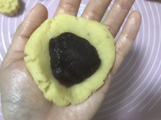 14、绿豆糕,加入适量红豆馅。