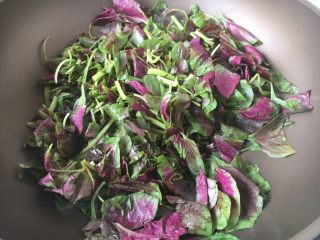 8、蒜蓉苋菜,再放入苋菜的叶，翻炒均匀。