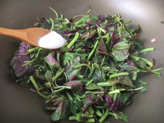9、蒜蓉苋菜,放入适量的盐调味。