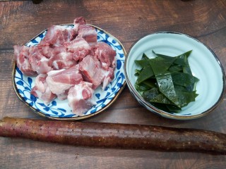 1、排骨山药海带汤,准备食材