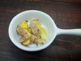 3、排骨山药海带汤,生姜拍碎