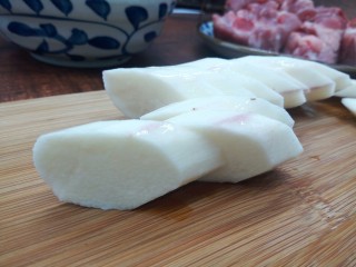 4、排骨山药海带汤,山药削皮切块、切块后需立即浸泡在盐水中，以防止氧化发黑、新鲜山药切开时会有黏液，极易滑刀伤手，可以先用清水加少许醋洗，这样可减少黏液、山药质地细腻，味道香甜，山药皮容易导致皮肤过敏，所以最好带手套用削皮，并且削完山药的手不要乱碰，马上多洗几遍手，要不然就会抓哪儿哪儿痒