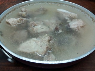 7、排骨山药海带汤,过里放适量的清水，加排骨、生姜、料酒 少许片焯水、水开再煮2 分钟，捞出排骨用清水冲洗沫沫，挑选排骨时、看排骨的外观新鲜的排骨外观颜色鲜红，最好好粉红色，不能太红或者太白