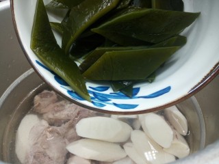 8、排骨山药海带汤,高压锅放适量清水、将排骨、山药、海带放入高压锅，