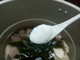 9、排骨山药海带汤,加盐一勺