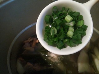 11、排骨山药海带汤,等高压锅蒸汽没有了，打开盖子，加一点葱花