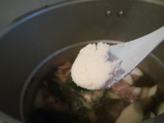 12、排骨山药海带汤,加点鸡粉就可以