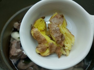 10、排骨山药海带汤,加生姜，盖上盖子、上汽后中小火再炖10分钟 ，不着急吃的可以慢慢放砂锅炖