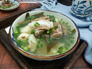 14、排骨山药海带汤,汤鲜味美。